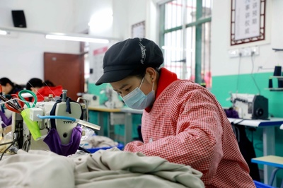 上林縣 服裝廠(chǎng)開(kāi)在家門(mén)口，村民就業(yè)有保障